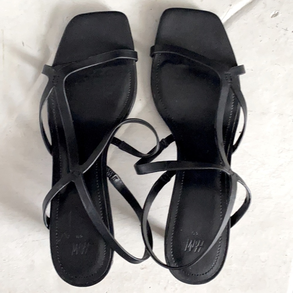 H&M LIKE NEW SQUARE TOE KITTEN HEEL SANDALS